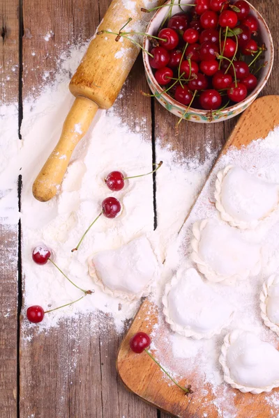 Flour, fresh cherry, rolling-pin - preparation vareniki with a f — Stock Photo, Image