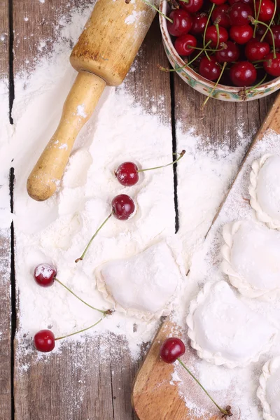 Mouka, čerstvá cherry, váleček - příprava taštičky s f — Stock fotografie