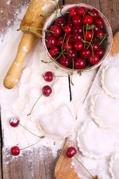 Flour, fresh cherry, rolling-pin - preparation vareniki with a f — Stock Photo, Image