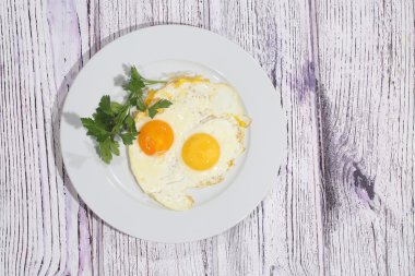 Kızarmış yumurta taze maydanoz ile