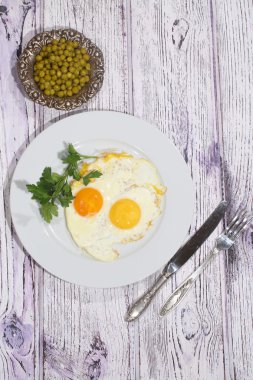 Kızarmış yumurta taze maydanoz ve yeşil bezelye