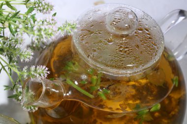  Çay otlar ve şeffaf bir çaydanlık nane