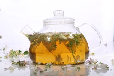  Çay otlar ve şeffaf bir çaydanlık nane