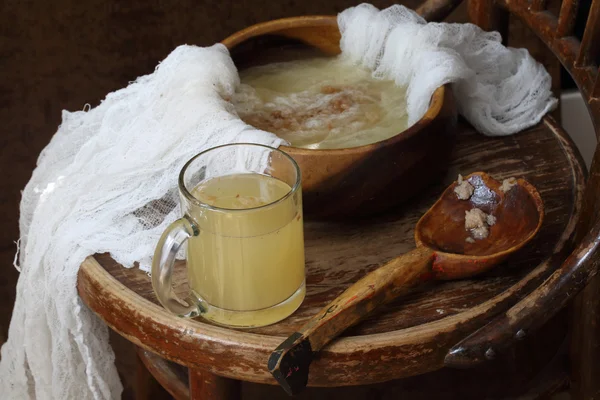 Kvass (kvas) em casa em fermento de grão — Fotografia de Stock