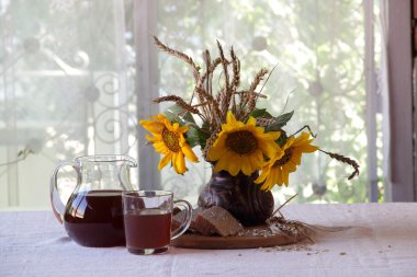 Ayçiçeği ve Kvas (kvas) içinde bir buket ile natürmort
