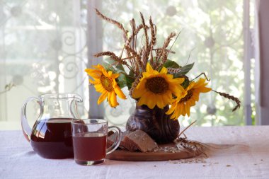 Ayçiçeği ve Kvas (kvas) içinde bir buket ile natürmort