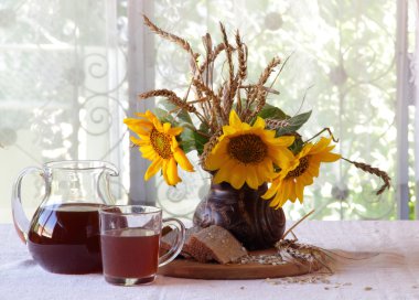 Ayçiçeği ve Kvas (kvas) içinde bir buket ile natürmort