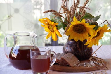 Ayçiçeği ve Kvas (kvas) içinde bir buket ile natürmort