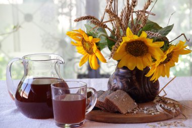 Ayçiçeği ve Kvas (kvas) içinde bir buket ile natürmort
