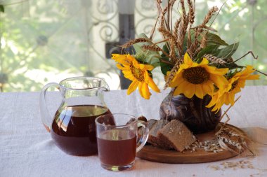 Ayçiçeği ve Kvas (kvas) içinde bir buket ile natürmort