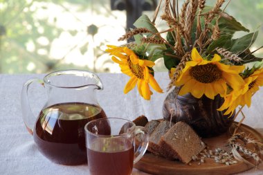 Ayçiçeği ve Kvas (kvas) içinde bir buket ile natürmort