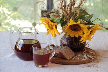 Ayçiçeği ve Kvas (kvas bir buket ile natürmort)