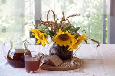 Ayçiçeği ve Kvas (kvas bir buket ile natürmort)
