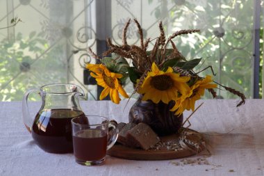 Ayçiçeği ve Kvas (kvas bir buket ile natürmort)