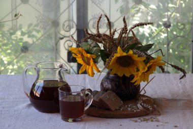 Ayçiçeği ve Kvas (kvas bir buket ile natürmort)