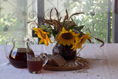 Ayçiçeği ve Kvas (kvas bir buket ile natürmort)