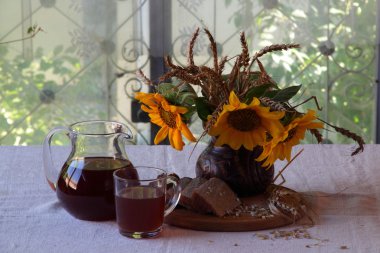 Ayçiçeği ve Kvas (kvas bir buket ile natürmort)