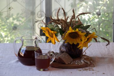 Ayçiçeği ve Kvas (kvas bir buket ile natürmort)