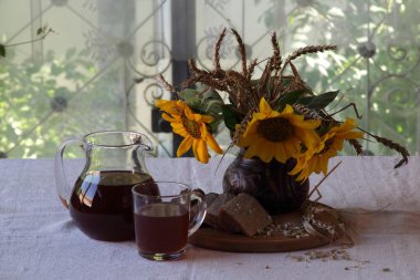 Ayçiçeği ve Kvas (kvas bir buket ile natürmort)