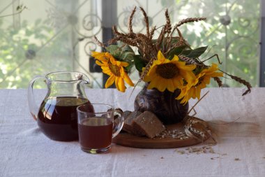 Ayçiçeği ve Kvas (kvas bir buket ile natürmort)