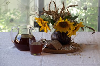 Ayçiçeği ve Kvas (kvas bir buket ile natürmort)