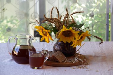Ayçiçeği ve Kvas (kvas bir buket ile natürmort)