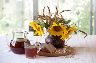 Ayçiçeği ve Kvas (kvas) içinde bir buket ile natürmort