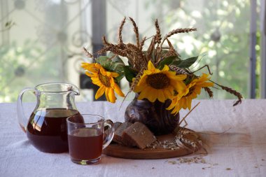 Ayçiçeği ve Kvas (kvas bir buket ile natürmort)