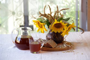 Ayçiçeği ve Kvas (kvas bir buket ile natürmort)