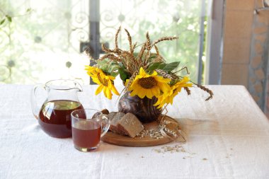 Ayçiçeği ve Kvas (kvas bir buket ile natürmort)