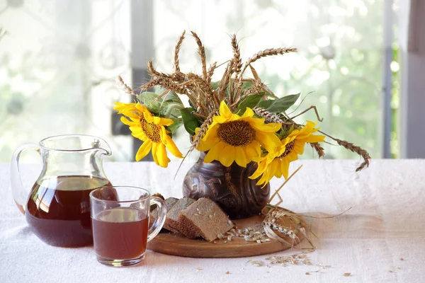 Stillleben mit einem Strauß Sonnenblumen und Kvass (kvas)) — Stockfoto
