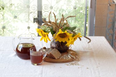 Natürmort Kvas (kvas) şeffaf bir sürahi ve bir buket ile 