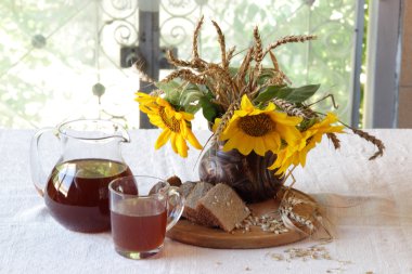 Natürmort Kvas (kvas) şeffaf bir sürahi ve bir buket ile 