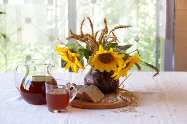 Buket ayçiçeği bir Seramik vazolar ve Kvas (kvas) bir tr