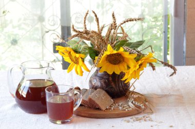 Buket ayçiçeği bir Seramik vazolar ve Kvas (kvas) bir tr