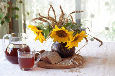 Natürmort Kvas (kvas) şeffaf bir sürahi ve bir buket ile 