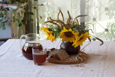 Natürmort Kvas (kvas) şeffaf bir sürahi ve bir buket ile 