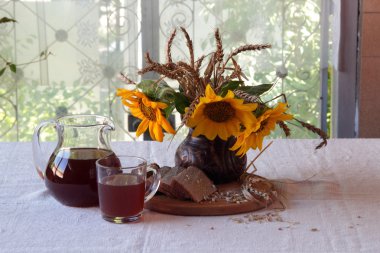 Natürmort Kvas (kvas) şeffaf bir sürahi ve bir buket ile 