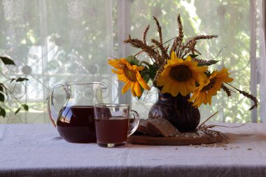 Buket ayçiçeği bir Seramik vazolar ve Kvas (kvas) bir tr