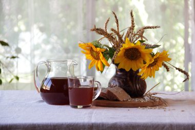  Kvas (kvas) ve ayçiçeği bir buket