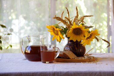  Kvas (kvas) ve ayçiçeği bir buket