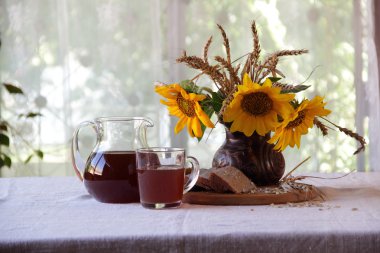  Kvas (kvas) ve ayçiçeği bir buket