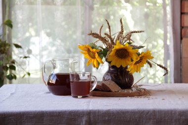  Kvas (kvas) ve ayçiçeği bir buket