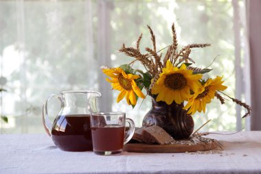  Kvas (kvas) ve ayçiçeği bir buket