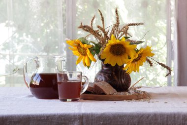  Kvas (kvas) ve ayçiçeği bir buket