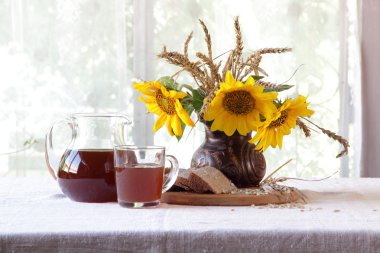  Kvas (kvas) ve ayçiçeği bir buket