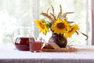  Kvas (kvas) ve ayçiçeği bir buket