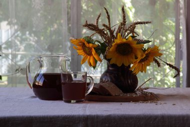  Kvas (kvas) ve ayçiçeği bir buket