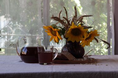  Kvas (kvas) ve ayçiçeği bir buket