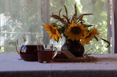  Kvas (kvas) ve ayçiçeği bir buket